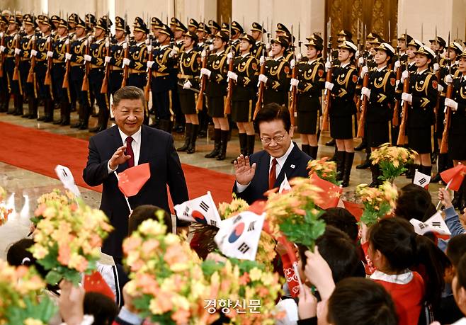 이재명 대통령과 시진핑 중국 국가주석이 5일 오후 베이징 인민대회당 북대청에서 열린 공식환영식에서 화동들을 향해 손을 흔들고 있다. 2026.1.5 김창길 기자