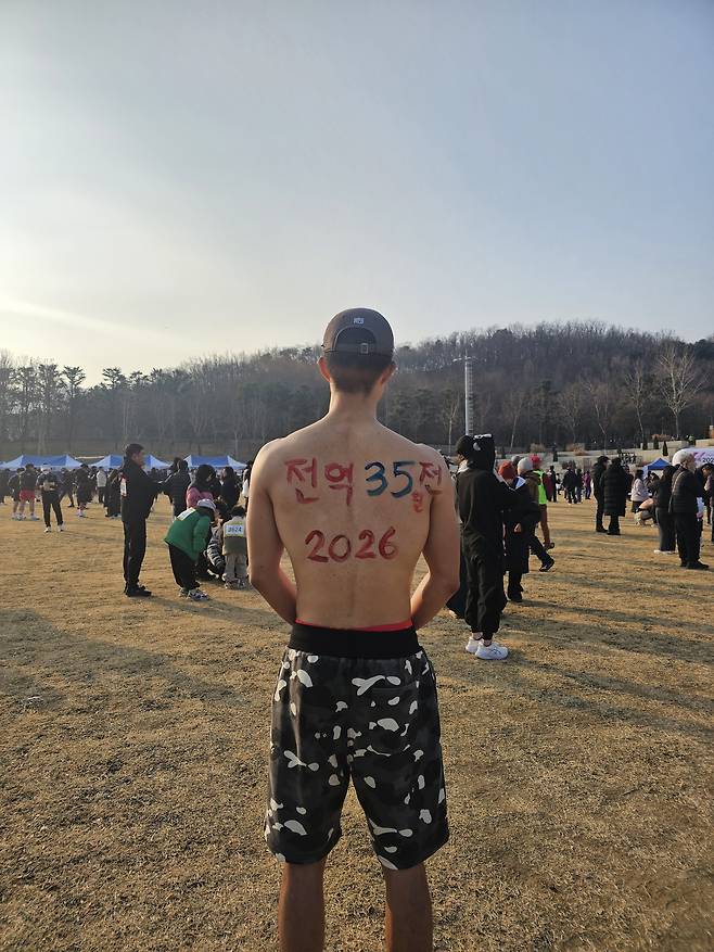 “35 days until discharge” is written on 22-year-old Kwak Cheol-jun's back. (Choi Jae-hee/The Korea Herald)