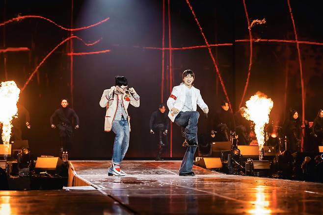 Daesung (right) performs with G-Dragon at the "Daesung 2025 Asia Tour: D's Wave," at Ticket Link Live Arena in Seoul on Sunday. (RND Company)
