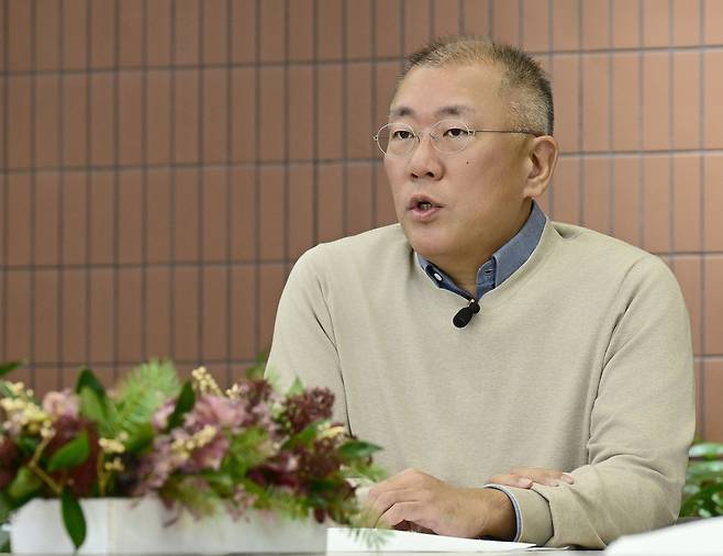 Hyundai Motor Group Executive Chair Chung Euisun speaks during a pre-recorded New Year's roundtable with senior executives at the group's headquarters in southern Seoul. (Hyundai Motor Group)