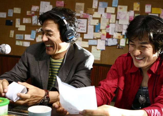 “Radio Star” (2006), starring Ahn Sung-ki (left) and Park Joong-hoon (Korean Film Archive)