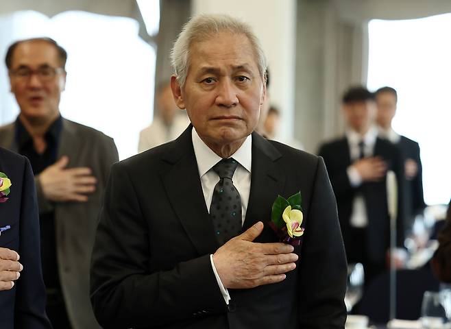 Ahn Sung-ki salutes the national flag at an awards ceremony in Seoul in 2023. (Yonhap)
