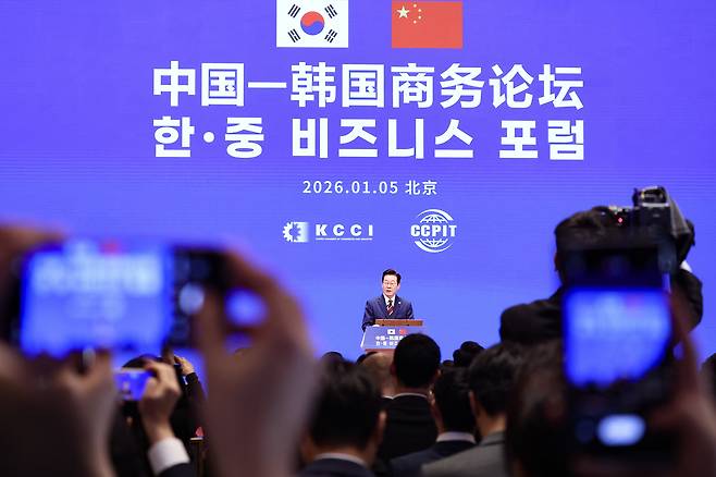 President Lee Jae Myung speaks at the Korea-China Business Forum at Diaoyutai State Guesthouse in Beijing on Monday. (Yonhap)