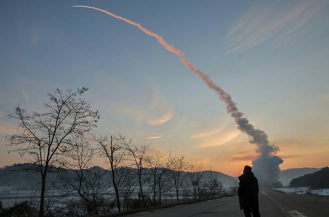 A North Korean hypersonic missile launch drill on Jan. 4 under the supervision of Kim Jong-un, general secretary of the Workers’ Party of Korea, in a photo released by the Rodong Sinmun on Jan. 5. [RODONG SINMUN]