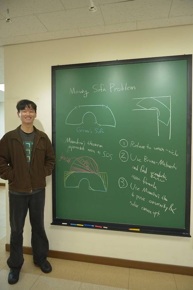Baek Jin-eon, a researcher at the June E Huh Center for Mathematical Challenges at the Korea Institute for Advanced Study, explains the moving sofa problem. [KOREA INSTITUTE FOR ADVANCED STUDY]