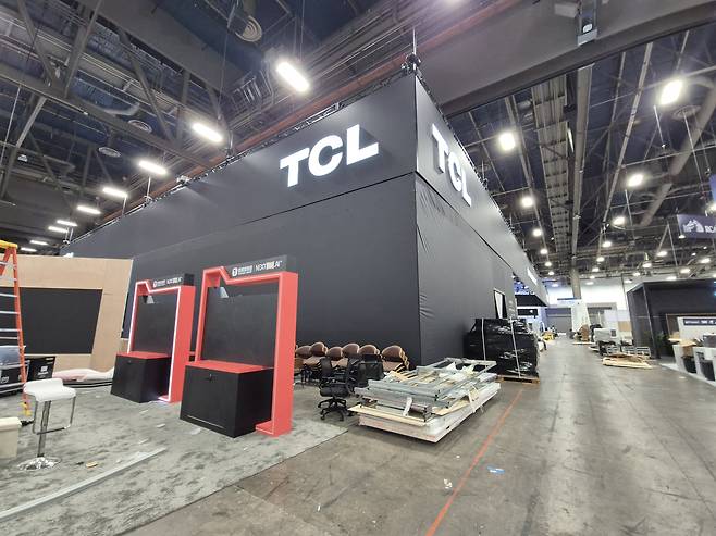 Chinese electronics company Hisense sets up its booth against the backdrop of TCL's exhibition space at CES 2026 at the Las Vegas Convention Center on Jan. 4. [YI WOO-LIM]
