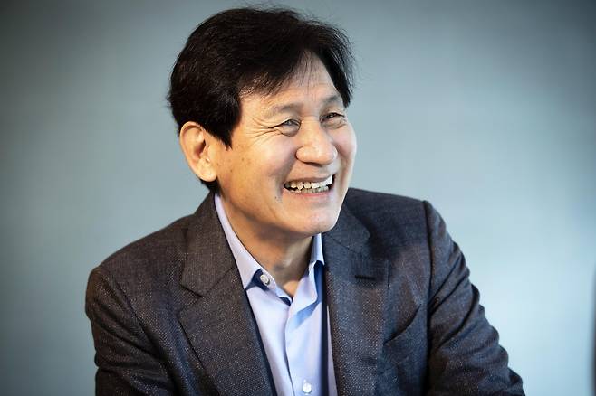 Actor Ahn Sung-ki speaks during an interview with the JoongAng Ilbo in Gwanghwamun in central Seoul on Sept. 28, 2021. [JOONGANG ILBO]
