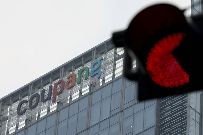 Coupang's logo at the company's headquarters in Songpa District, southern Seoul, on Dec. 29 [JANG JIN-YOUNG]