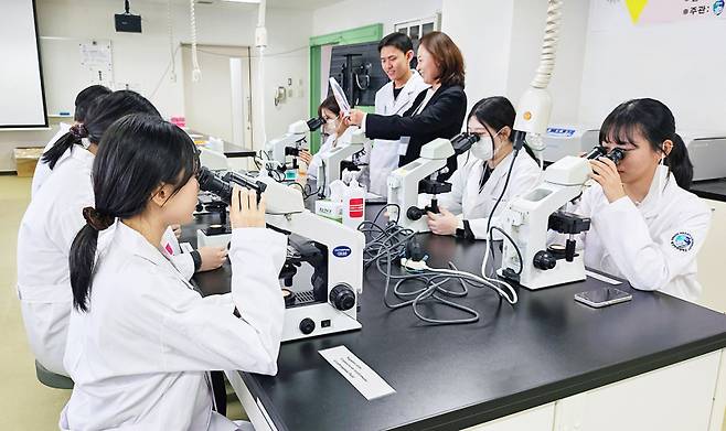장정현 대구한의대 임상병리학과장이 현미경을 활용한 임상병리 실습을 진행하고 있다. 대구한의대 제공