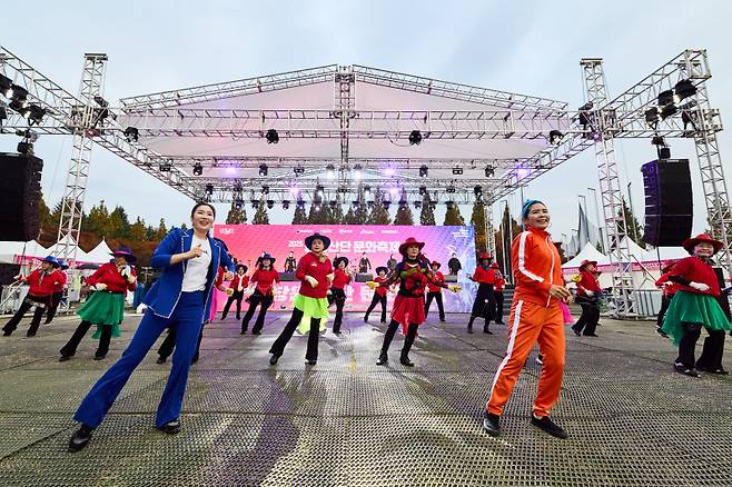 창원산단문화축제 '몸부림과 함께하는 창원산단춤'이 공연되고 있다.&nbsp;