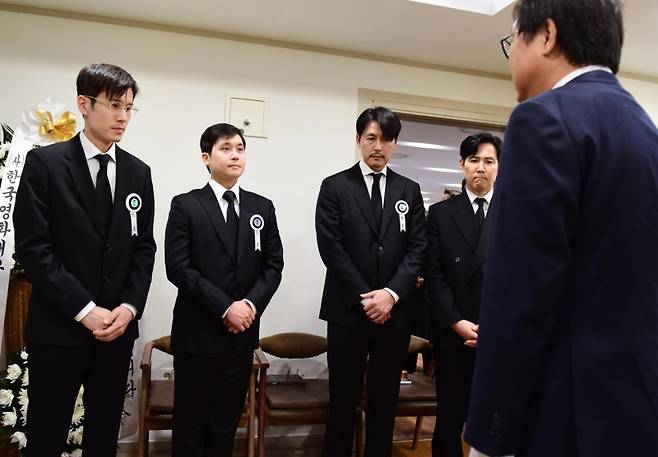 최휘영 문화체육관광부 장관이 5일 별세한 배우 안성기의 서울성모병원 빈소를 조문하고 있다. 왼쪽은 고인의 아들들, 오른쪽은 배우 정우성과 이정재. 사진공동취재단