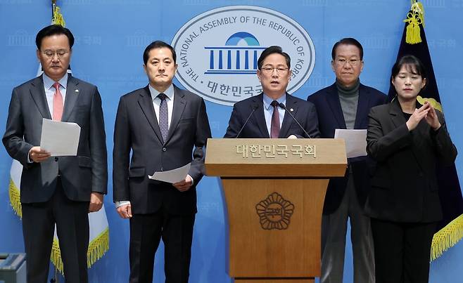 국회 기획재정위원회 소속 국민의힘 의원들이 5일 국회 소통관에서 이혜훈 기획예산처 장관 후보자 인사청문회와 관련한 성명 발표 기자회견을 하고 있다. 왼쪽부터 유상범, 박대출, 박수영, 권영세 의원. 연합뉴스