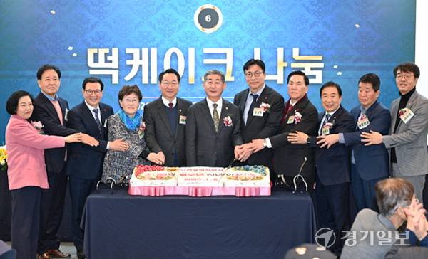 5일 인천시의회 중앙홀에서 열린 '2026년도 신년인사회'에서 유정복 인천시장, 정해권 인천시의회 의장, 도성훈 인천시교육감 등 참석자들이 떡케이크 앞에서 기념촬영하고 있다. 조병석 기자