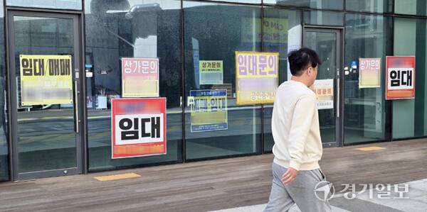 인천 연수구 송도국제도시의 한 지식산업센터 1층 비어 있는 상가에 임대 안내문이 붙어 있다. 경기일보DB