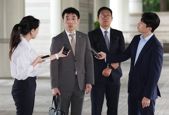 취재진 질문에 답하는 이하상 변호사 / 사진=연합뉴스