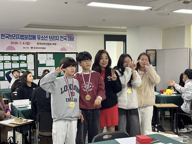 4일 제1회 한국브리지협회장배 유소년 브리지 전국 대회 수상자들과 기념 촬영을 하고 있는 김혜영 한국브리지협회 회장. 임정우 기자