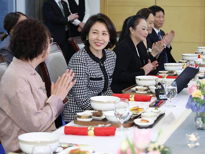 김혜경 여사가 5일 베이징 주중 한국대사관저에서 열린 한중 가교 역할 중국인 여성 초청 한식 오찬 간담회에서 박수를 받고 있다. [사진 = 연합뉴스]