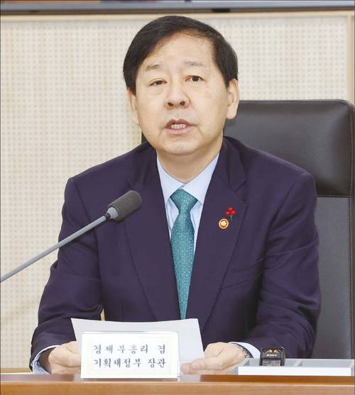 구윤철 부총리 겸 기획재정부 장관이 12월 16일 정부세종청사 기재부 대회의실에서 열린 산업경쟁력강화 관계장관회의 겸 성장전략 TF 회의를 주재하고 있다. (연합뉴스)