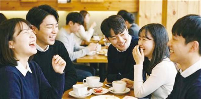 여러 명이 함께 웃을 때 누가 누구를 좋아하는지 바로 알 수 있다. 시선은 곧 마음이다. (제미나이 생성 이미지)