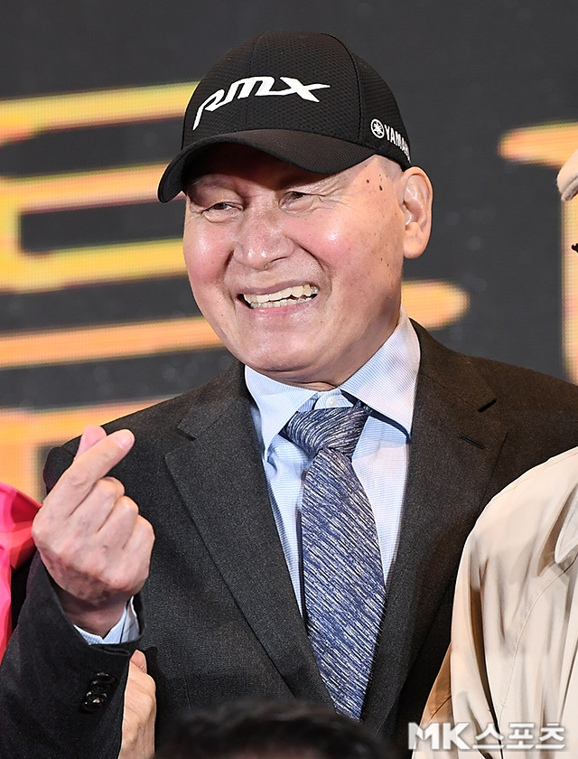 ‘국민 배우’ 고(故) 안성기의 별세 소식에 영화계의 슬픔이 깊어지고 있다. 영화배우협회 이사장을 지낸 거룡과 배우 이덕화는 비보를 접한 뒤 “눈물이 난다”, “말로 표현할 수 없다”며 고인을 향한 애도의 뜻을 전했다. 사진 = 천정환 기자