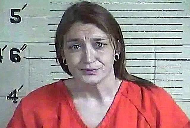 자기 남자친구의 아이가 아니라는 이유로 스스로 약물 낙태를 한 뒤 태아 유해를 자택 뒷마당에 묻은 멜린다 스펜서. 쓰리 포크스 지역 교도소