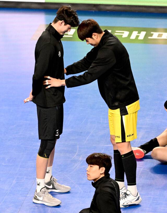 경기 전 KB손해보험 박상하와 현대캐피탈 정태준이 이야기를 하고 있다 / 한국배구연맹(KOVO)