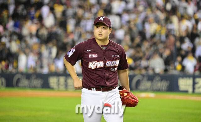 2024년 5월 16일 서울 잠실야구장에서 '2024 신한 SOL Bank KBO리그' 키움 히어로즈와 LG 트윈스의 경기가 열렸다. 키움 김재웅이 8회말 구원등판해 무실점으로 막은 뒤 더그아웃으로 들어가고 있다./마이데일리
