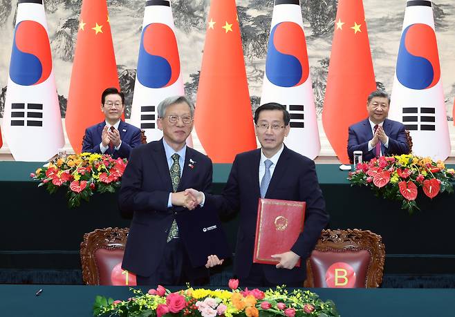 유홍준(왼쪽) 국립중앙박물관장과 라오취안 중국 국가문물국 국장이 5일 베이징 인민대회당에서 이재명 대통령과 시진핑 국가주석이 참석한 가운데 중국 청대 석사자상 한 쌍 기증 증서를 작성한 뒤 기념촬영을 하고 있다. 양국은 간송미술관이 소장하고 있는 청대 제작 석사자상 한 쌍을 중국 국가문물국에 기증하기로 합의했다. [연합]
