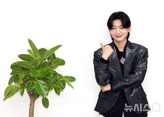 [서울=뉴시스] 배훈식 기자 = 가수 김용빈이 19일 오후 서울 강남구의 한 빌딩에서 뉴시스와 인터뷰 전 포즈를 취하고 있다. 2025.12.19. dahora83@newsis.com