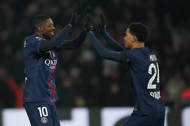 [파리=AP/뉴시스] 파리 생제르맹(PSG)의 우스만 뎀벨레(왼쪽)가 4일(현지 시간) 프랑스 파리의 파르크 데 프랭스에서 열린 2025-26 리그1 17라운드 파리FC와 경기 후반 6분 추가 골을 넣고 세니 마율루와 환호하고 있다. 이날 이강인은 부상으로 결장했고, PSG는 2-1로 승리했다. 2026.01.05.