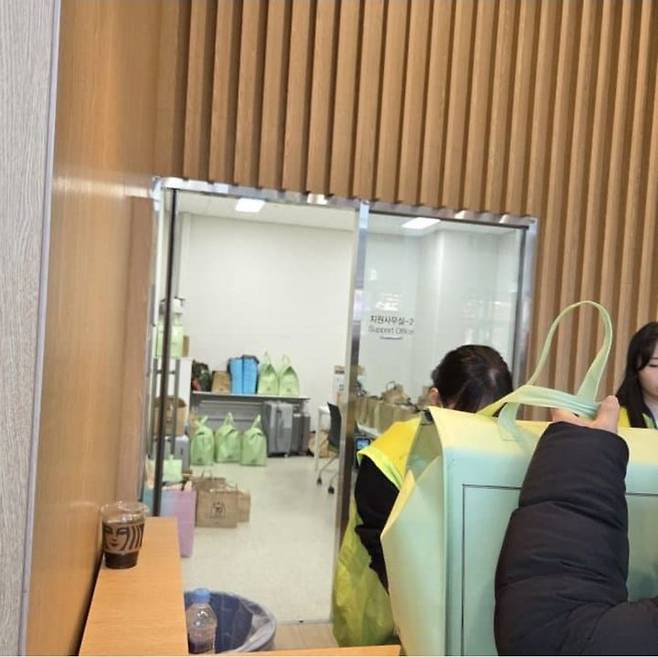 [뉴시스] 최근 X(구 트위터)에 올라온 게시글에는 빵 보관 부스 안쪽에 수십 개의 보냉백들이 줄지어 있는 장면이 담겼다. (사진=X 캡처) *재판매 및 DB 금지