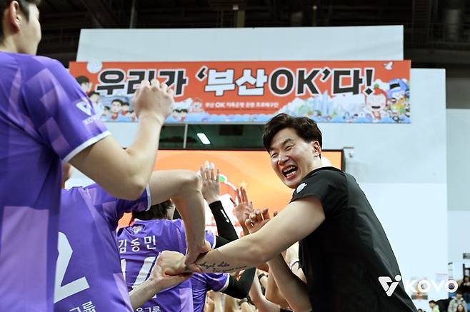 [서울=뉴시스] 남자 프로배구 우리카드 박철우 감독대행이 2일 부산강서체육관에서 열린 진에어 2025~2026 V-리그 남자부 OK저축은행과의 경기에서 숭리한 뒤 기뻐하고 있다. (사진=KOVO 제공) 2026.01.02. *재판매 및 DB 금지