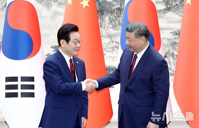 [베이징=뉴시스] 최동준 기자 = 이재명 대통령과 시진핑 중국 국가주석이 5일(현지 시간) 중국 베이징 인민대회당에서 열린 한중 MOU 체결식에서 악수하고 있다. 2026.01.05. photocdj@newsis.com