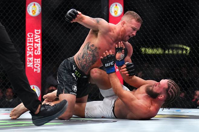 저스틴 게이치(사진 위쪽) vs 라파엘 피지예프. UFC 제공