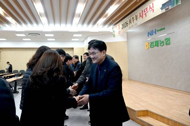 이정용 김제농협 조합장(오른쪽)이 시무식에서 직원들과 일일이 악수하며 전문성 강화를 당부하고 있다.