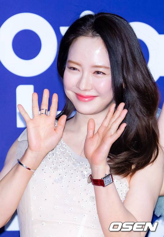 [OSEN=민경훈 기자] 30일 오후 서울 마포구 상암 SBS 프리즘타워에서 ‘2025 SBS 연예대상’ 포토월 행사가 열렸다.올해 대상 후보는 유재석, 전현무, 탁재훈, 신동엽, 이상민, 서장훈, 지석진이 올라 대상을 두고 치열한 경쟁을 펼친다.'런닝맨'의 송지효가 레드카펫을 밟으며 포즈를 취하고 있다. 2025.12.30 /rumi@osen.co.kr