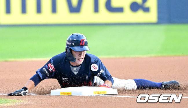 [OSEN=잠실, 최규한 기자] 21일 서울 잠실야구장에서 ‘2025 신한 SOL Bank KBO리그’ LG 트윈스와 롯데 자이언츠의 경기가 열렸다.홈팀 LG는 요니 치리노스, 방문팀 롯데는 이민석을 선발로 내세웠다.1회초 무사 1, 2루 상황 롯데 고승민 타석 때 2루 주자 황성빈이 3루 도루에 성공하고 있다. 2025.08.21 / dreamer@osen.co.kr