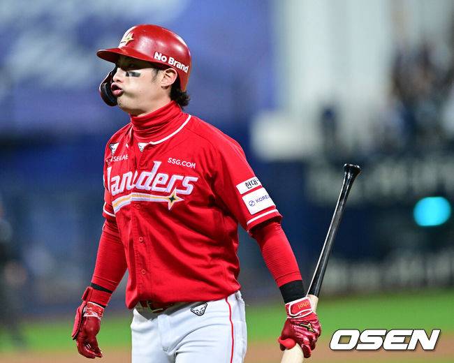 [OSEN=대구, 최규한 기자] 14일 대구 삼성라이온즈파크에서 ‘2025 신한 SOL뱅크 KBO리그’ 준플레이오프(5전 3선승제) 4차전 삼성 라이온즈와 SSG 랜더스의 경기가 열렸다.삼성은 아리엘 후라도, SSG는 김광현을 선발로 내세웠다.2회초 1사 주자없는 상황 SSG 최지훈이 중견수 뜬공으로 물러나며 아쉬워하고 있다. 2025.10.14 / dreamer@osen.co.kr