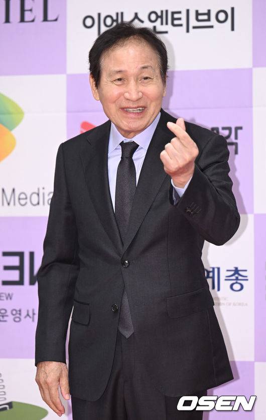 [OSNE=김성락 기자] 19일 오후 서울 강남구 논현동 엘리에나 호텔에서 ‘제43회 황금촬영상시상식이 열렸다. 배우 안성기가 취재진을 향해 포즈를 취하고 있다. 2023.10.19 / ksl0919@osen.co.kr