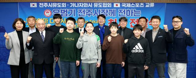 ▲전주시는 국제 자매도시인 일본 가나자와시 유도협회 선수단이 5일 전주시청을 방문해 우범기 전주시장을 접견하고 무라야마 다카시 가나자와 시장의 친서를 전달했다고 밝혔다. ⓒ전주시