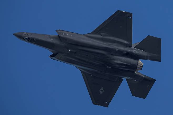 미 공군 F-35A 스텔스기가 이륙하고 있다. 로이터연합뉴스