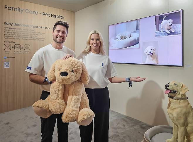 모델이 미국 라스베이거스에서 열린 ‘CES 2026’에 마련된 윈호텔 삼성전자 단독 전시관에서&nbsp;스마트싱스 기반의 펫 케어 서비스를&nbsp;소개하고 있다. 삼성전자 제공