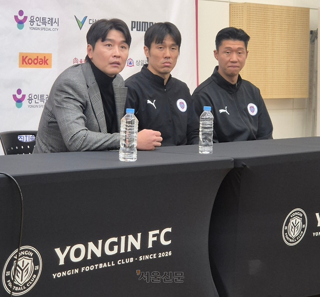 신생팀 용인FC 테크니컬 디렉터로 축구 인생 2막을 시작한 이동국(왼쪽)이 4일 경기 용인포은아트홀에서 진행한 창단 기자회견에서 취재진 질문에 답하고 있다. 가운데는 베테랑 공격수 석현준, 오른쪽은 임채민.