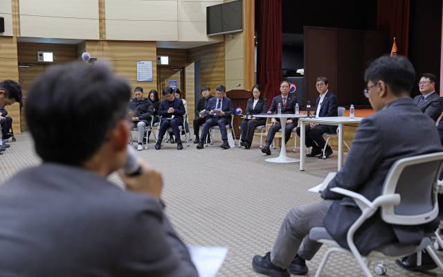 최휘영 문화체육관광부 장관이 5일 정부세종청사 15동 대강당에서 열린 새해 첫 번째 직원과의 타운홀 미팅 ‘15도 삐딱하게 일하는 문체부: 직원들의 마음을 듣다’ 행사에서 직원들의 발언을 듣고 있다. 사진 제공=문체부