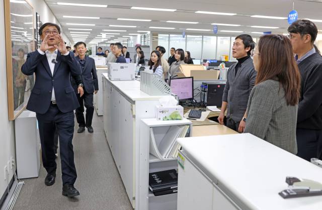 최휘영 문체부 장관이 5일 오전 새해를 맞아 정부세종청사 내 문체부 부서를 돌면서 직원들과 인사하고 있다. 사진 제공=문체부