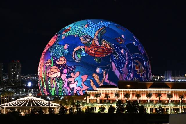 CES 2026 개막을 이틀 앞둔 4일(현지 시간) 미국 라스베이거스 트레이드마크 스피어가 밝게 빛나고 있다. 라스베이거스=김태호 기자