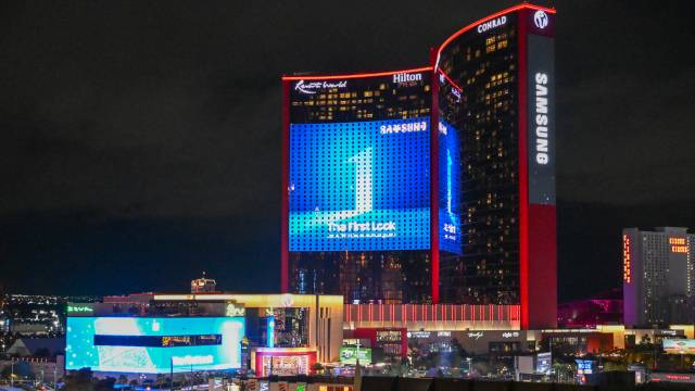 CES 2026 개막을 이틀 앞둔 4일(현지 시간) 미국 라스베이거스 리조트월드 호텔 옥외 전광판에 삼성전자 광고가 표출되고 있다. 라스베이거스=김태호 기자