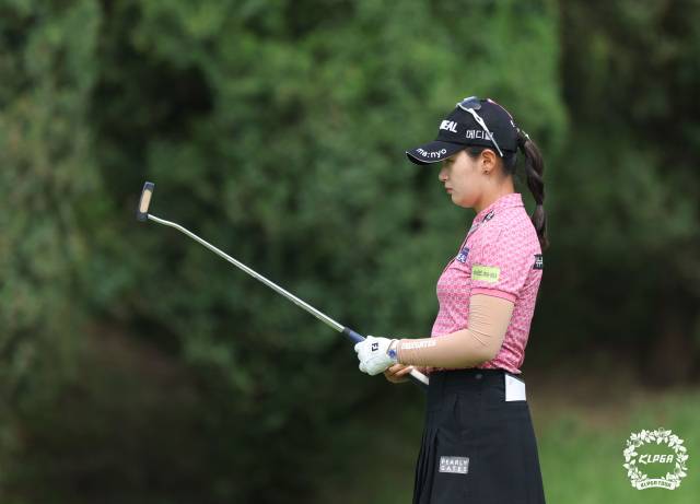 그린 경사를 읽고 있는 박현경. 사진 제공=KLPGA