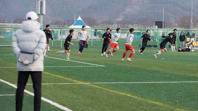 합천군민체육공원 인조구장 일원에서 축구 동계전지훈련 장면 ⓒ합천군 제공