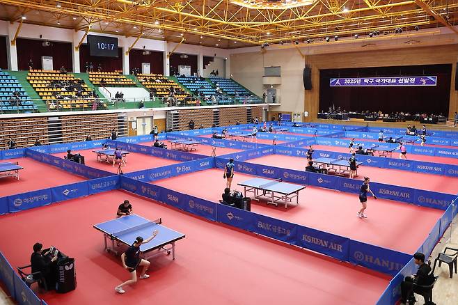 대한탁구협회는 탁구국가대표팀의 경쟁력을 강화하고자 올해 대표 선발전에서 청소년대표 선수들의 의무 선발 비중을 늘렸다. 사진은 지난해 충북 제천체육관에서 열린 ‘2025년 탁구 국가대표 선발전’. 사진제공│대한탁구협회